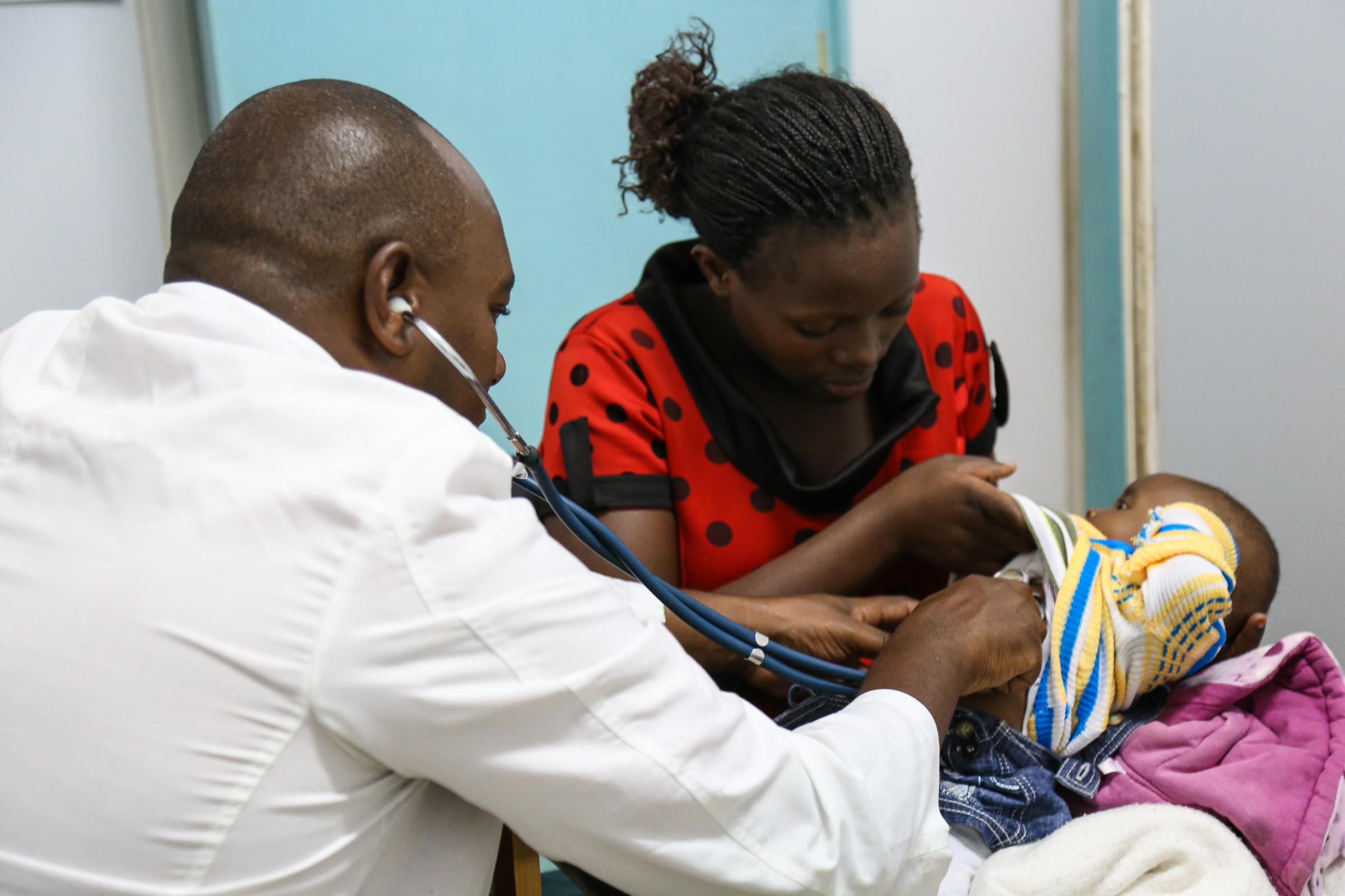 Mother brings child for pediatric visit / photo: Sarah Farhat/World Bank