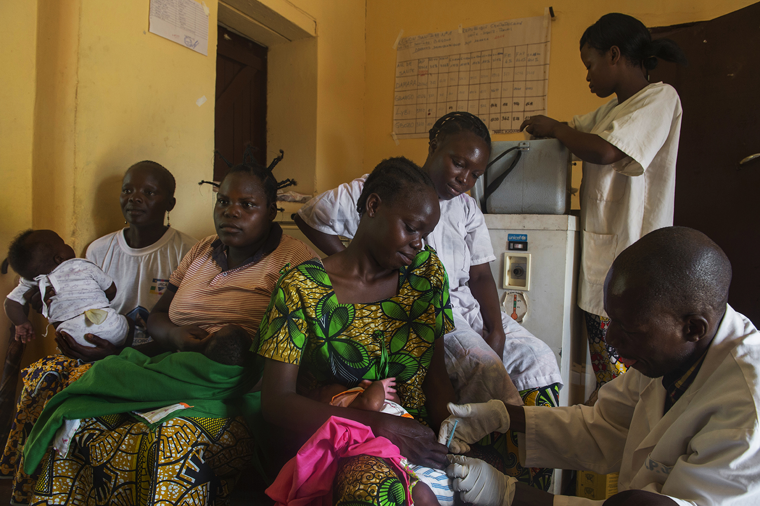 CAR-stephan-gladieu-women-children-vaccinated