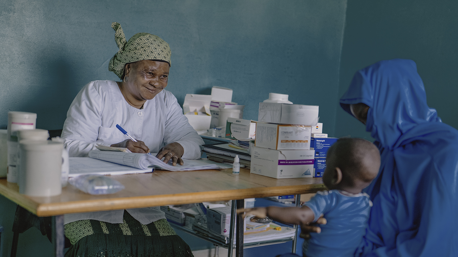 Woman and child at a health check-up in Niger