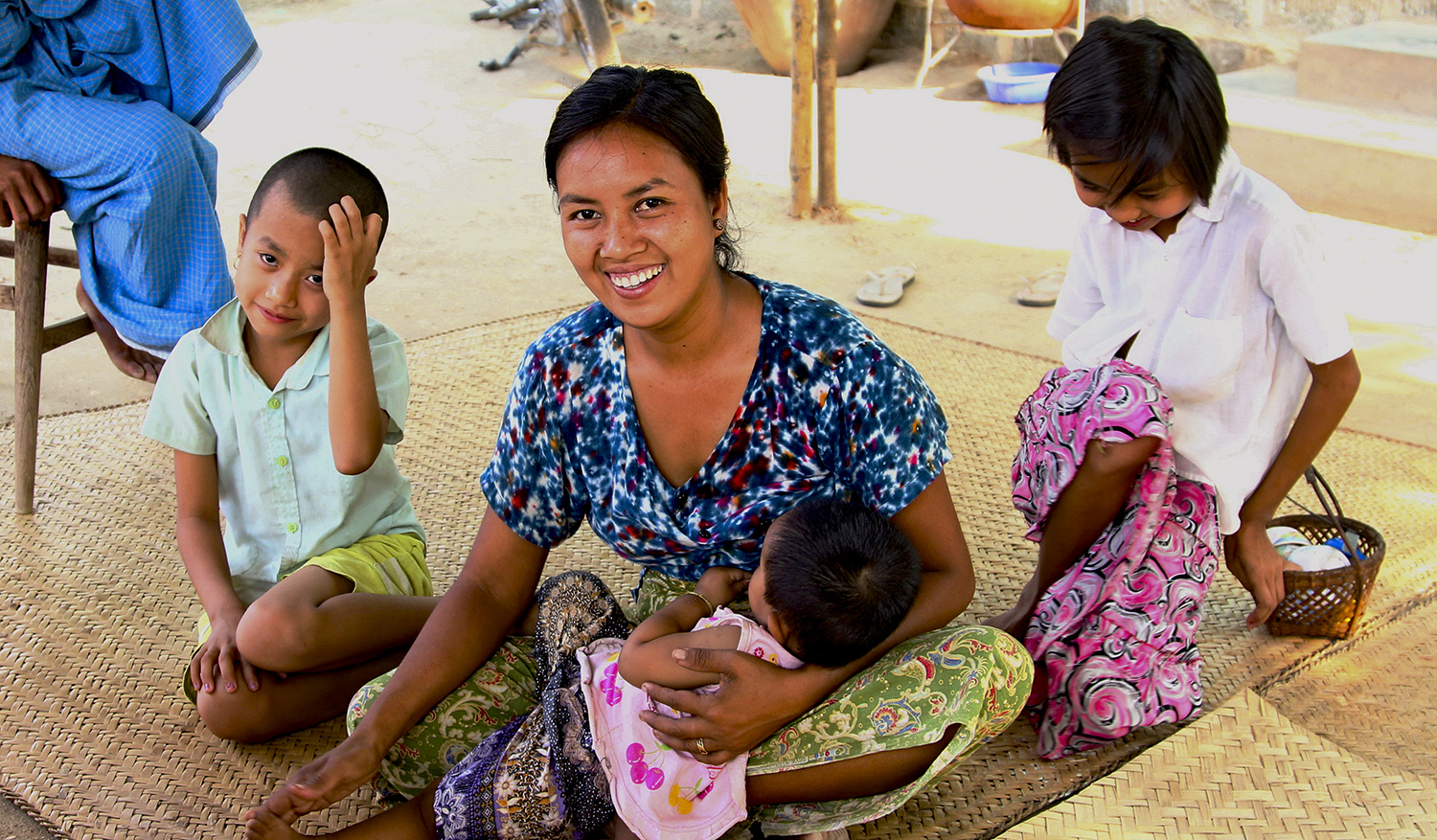 myanmar-mother-kids-Tom-Cheatham-World-Bank