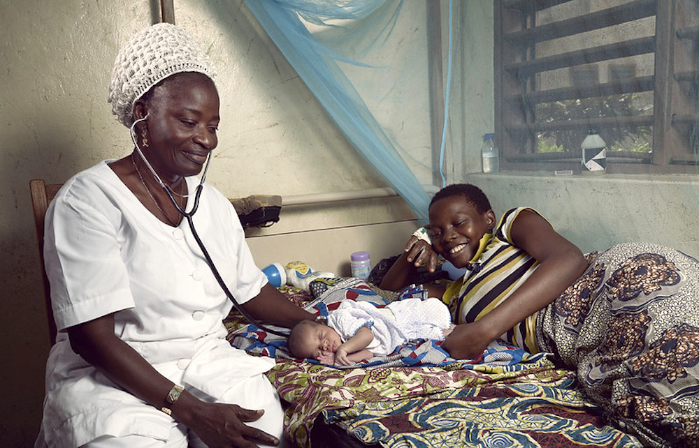 A midwife checks on a newborn in Benin. © World Bank.