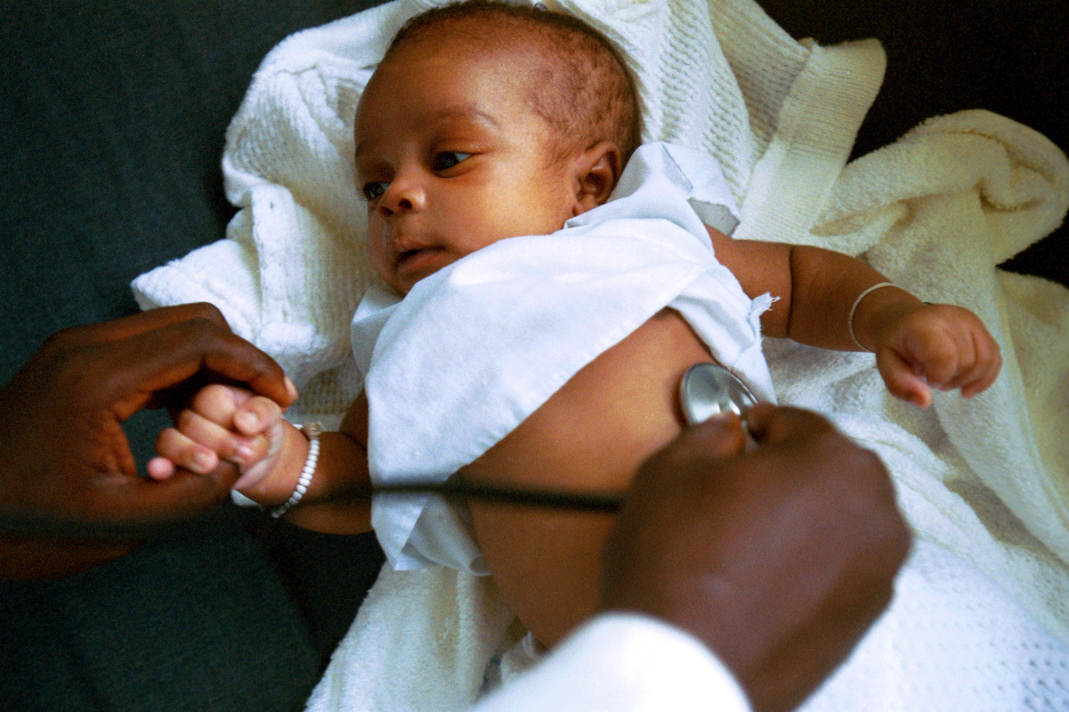 Baby receiving checkup in Cote d'Ivoire. Ami Vitale/World Bank