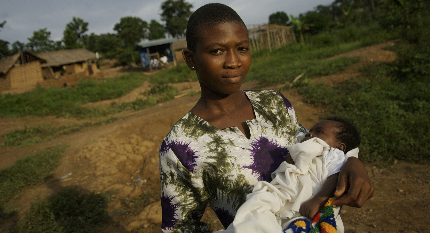 Ghana_young-woman-child-Jonathan-Ernst-World-Bank