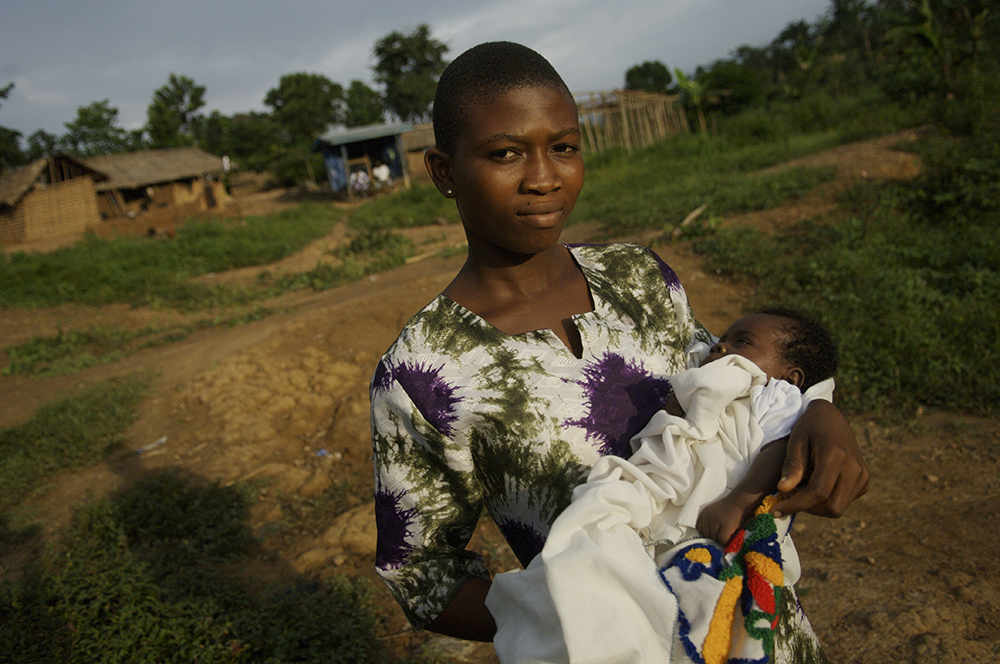 Ghana_young-woman-child-Jonathan-Ernst-World-Bank