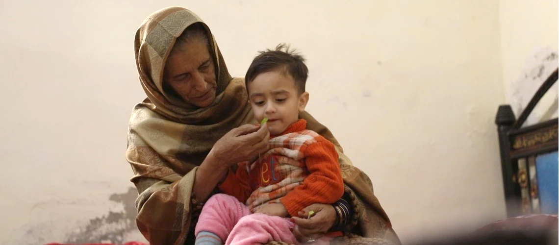 A Pakistani mother and child at a health care center in Islamabad. © World Bank