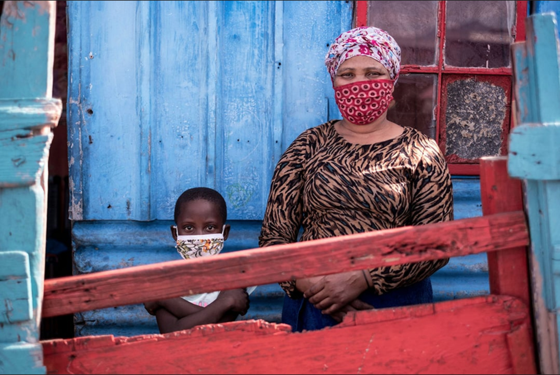 Les femmes et les enfants subissent de plein fouet les effets collatéraux de la crise sanitaire, comme Noluvuyo Gadela et sa fille Siamtanda à Khayelitsha, dans la banlieue du Cap © Tommy Trenchard/PANOS-REA