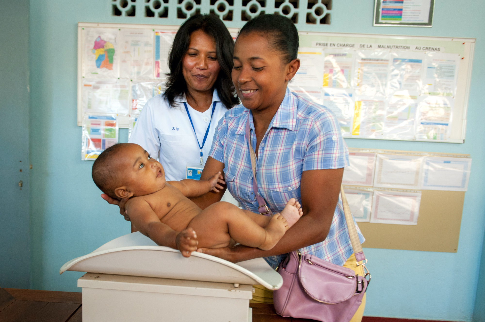 Mother and infant at health clinic, Madagacar. Arne Hoel/World Bank