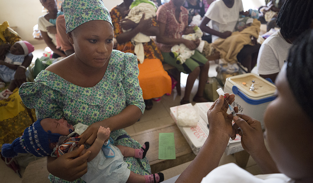 Health care workers vaccinate babies at a health center in Akure, Nigeria. Photo by: © Dominic Chavez / The Global Financing Facility