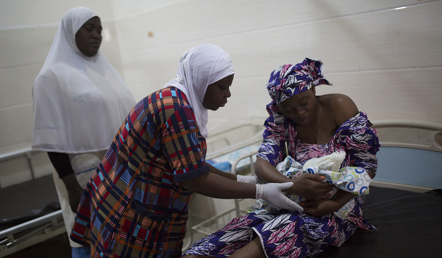 Registered nurse and midwife counseling mothers to breast feed their babies in the Jummai Babangida Aliyu Maternal and Neonatal Hospital on June 20, 2018 in Minna, Nigeria. Photo © Dominic Chavez/GFF             
