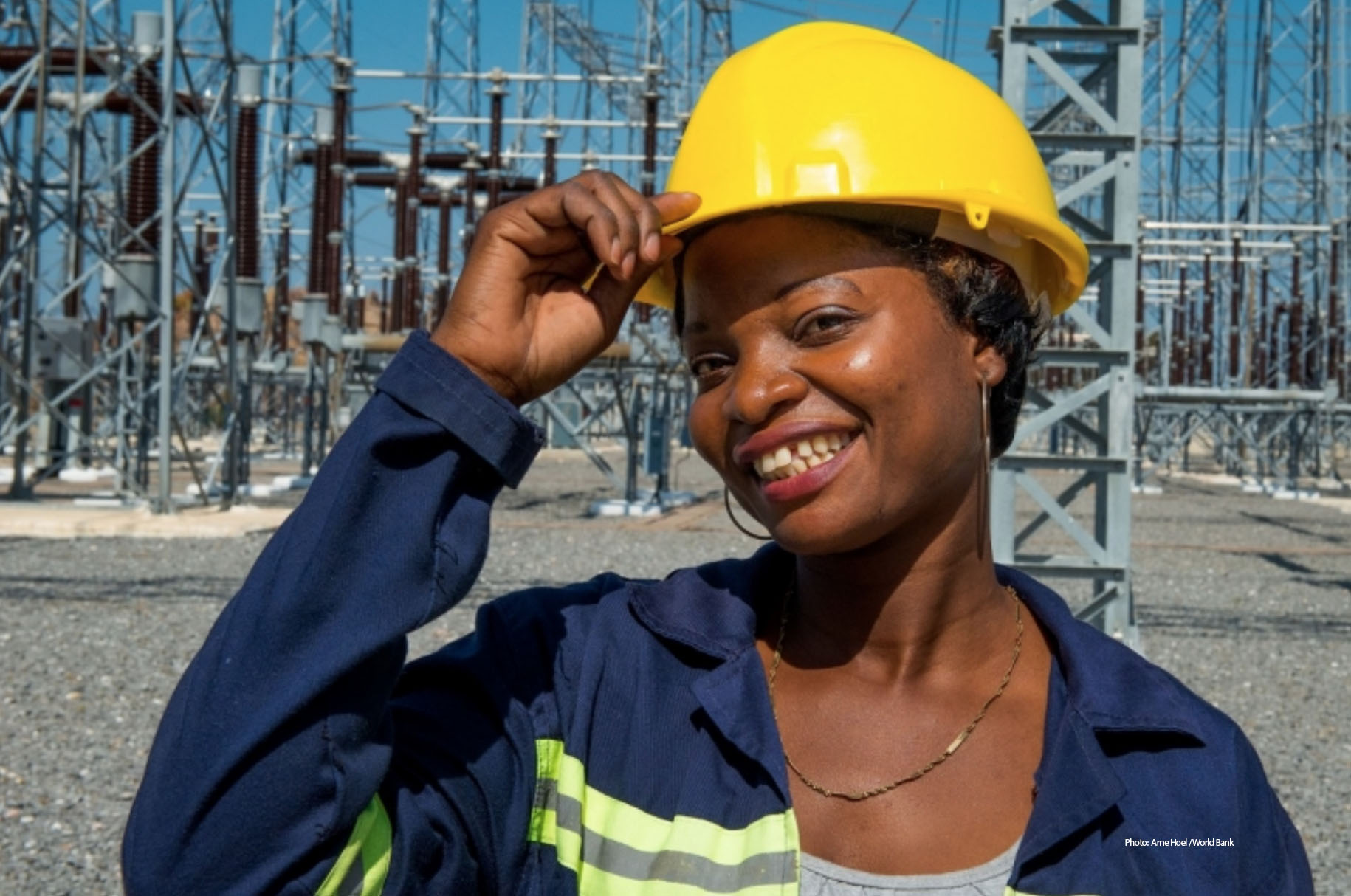 Woman wearing hard hat, smiling - Photo: Arne Hoel / World Bank 