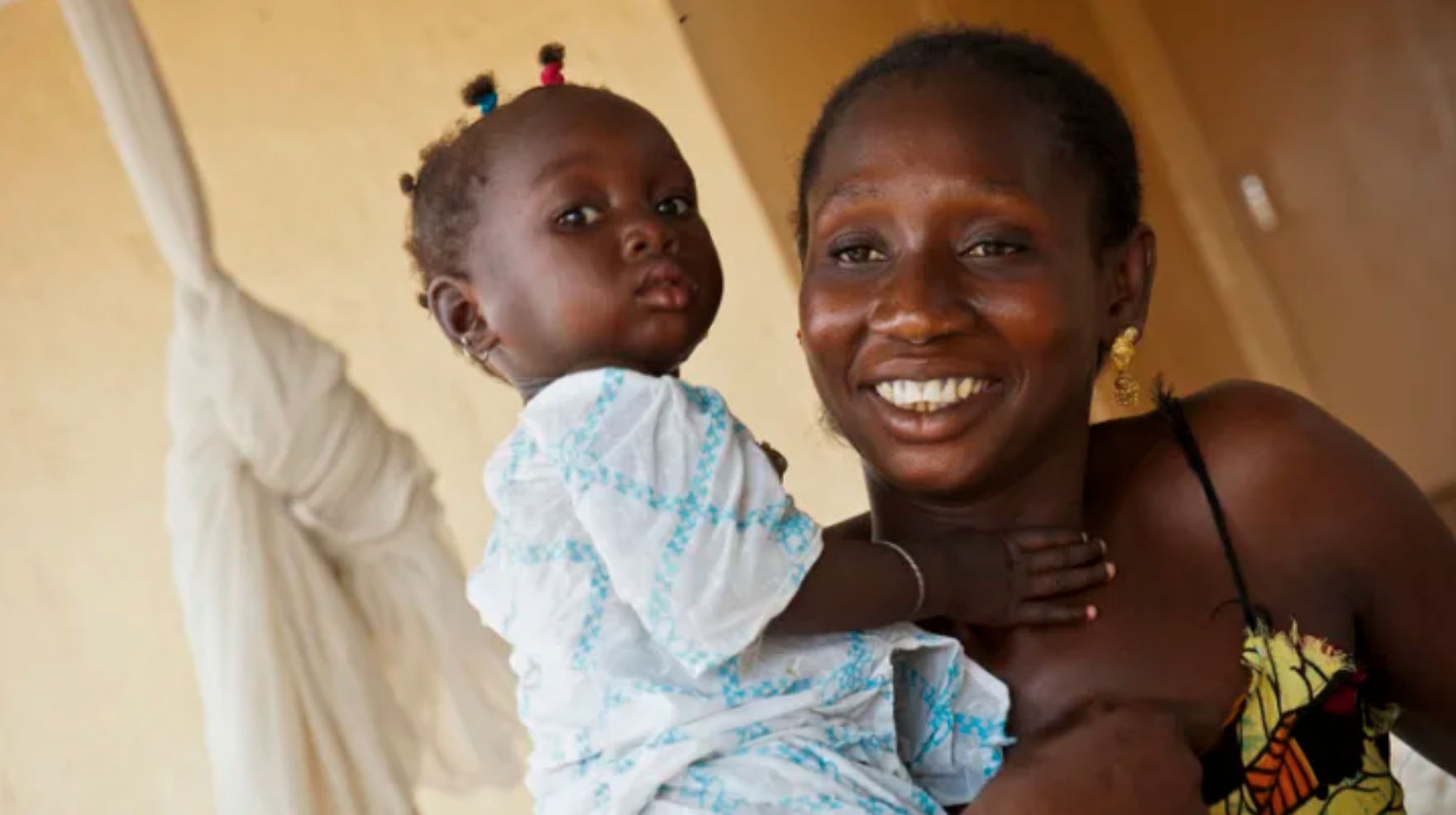 Woman holding child - Photo: Arne Hoel / World Bank / CC BY-NC-ND