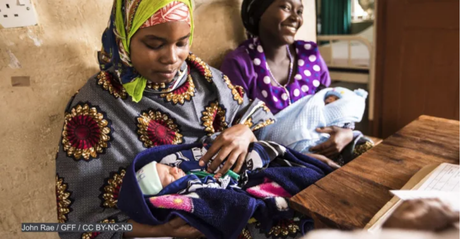 Mothers holding newborns. Photo by: John Rae / GFF