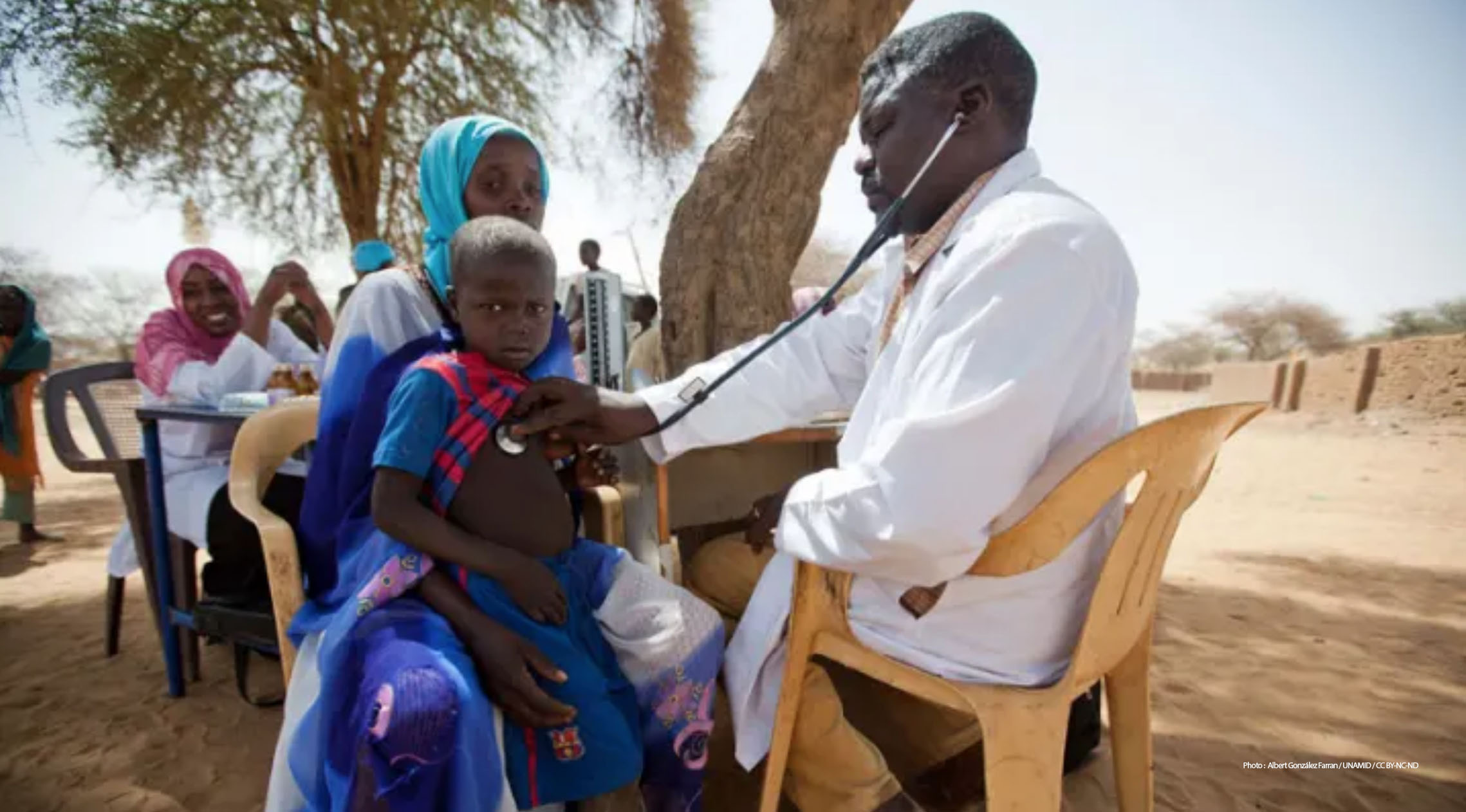 Doctor Ismail Abdurrahman attends to a child at a temporary clinic for internally displaced persons in North Darfur, Sudan. Photo by Albert González Farran / UNAMID / CC BY-NC-ND