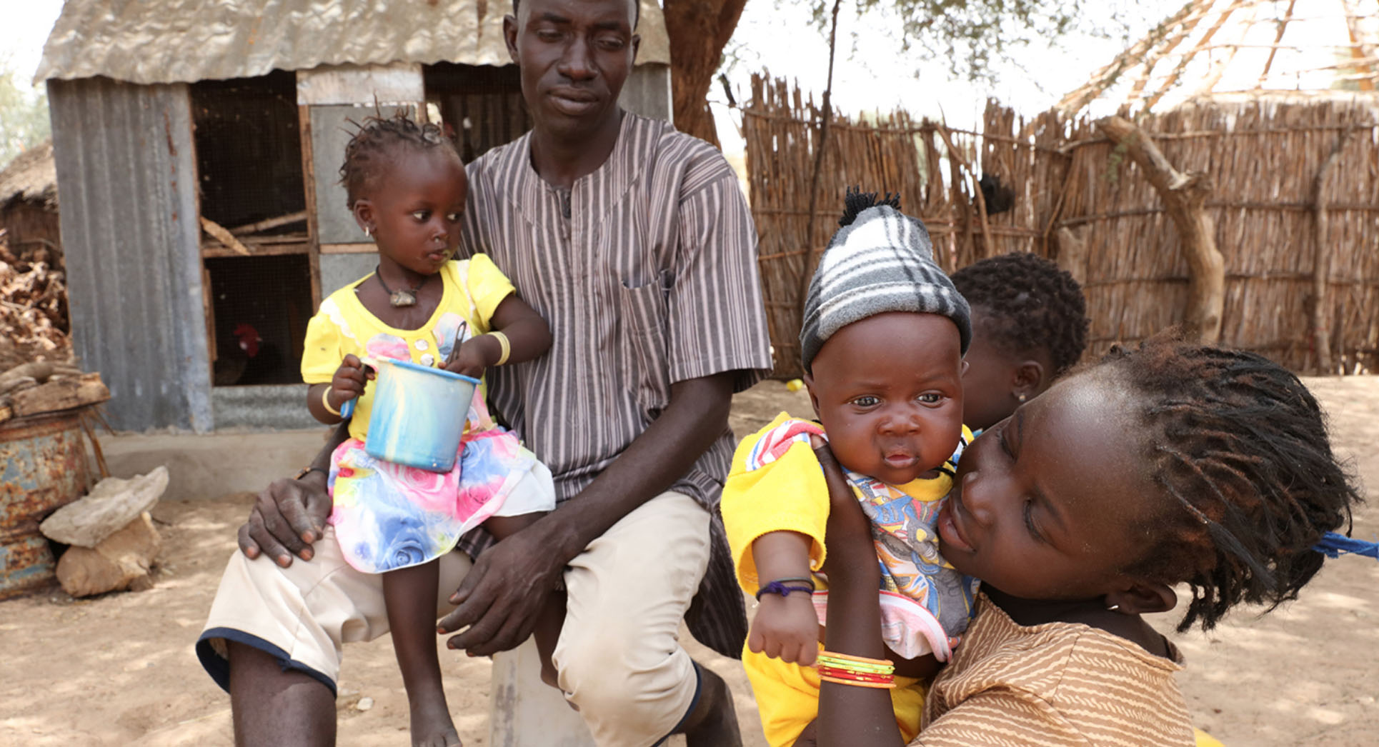 Senegal - Man with children - Photo: Dominic Chavez/World Bank