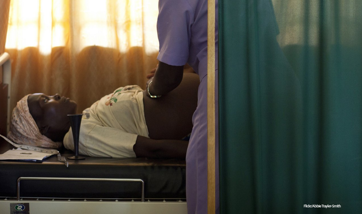 Pregnant woman on examination table - Photo: Flickr/Abbie Trayler-Smith