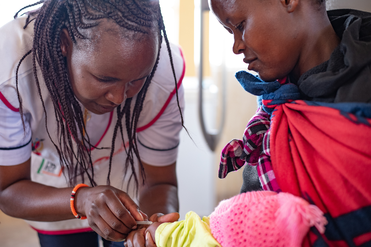kenya-nurse-child-immunization-davasha-photography-GFF